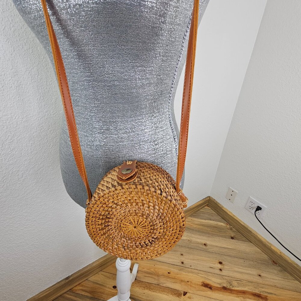 Rattan Boho Round Woven Crossbody Bag - Picture 6 of 8